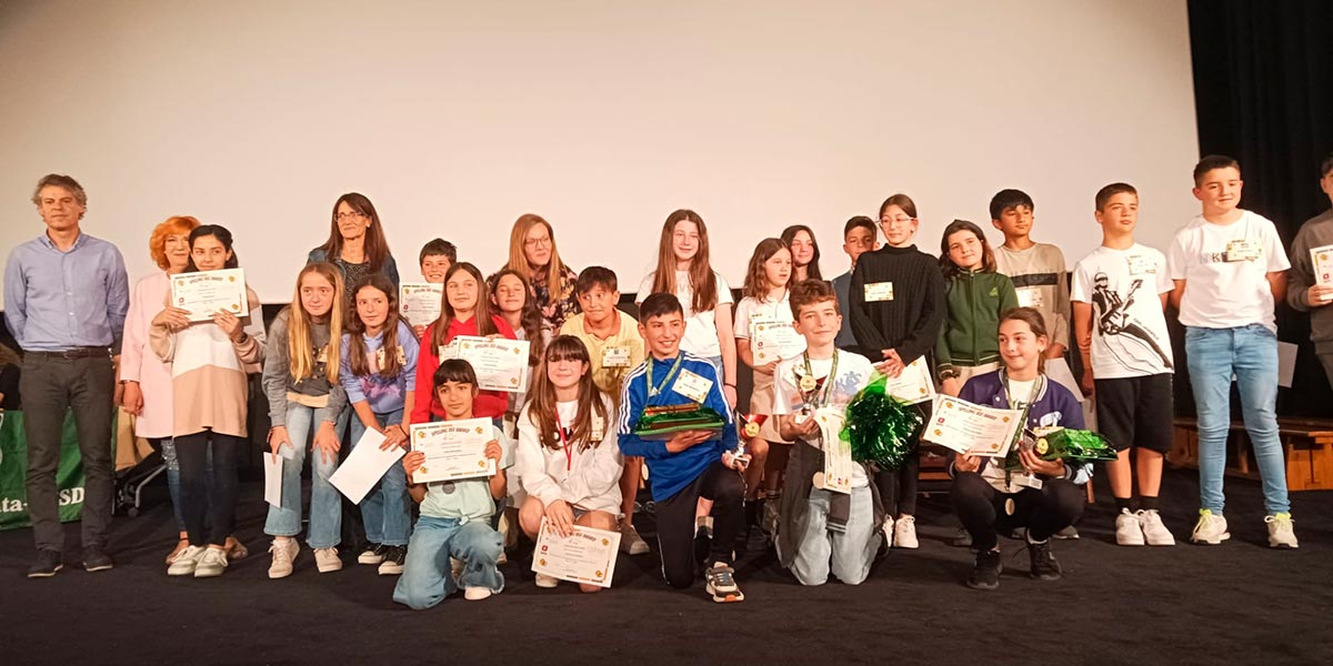 Mariano Sanz, Idoia Vitienes, Beatriz Lekunberri y Sheila Enciso junto con los concursantes de esta edición