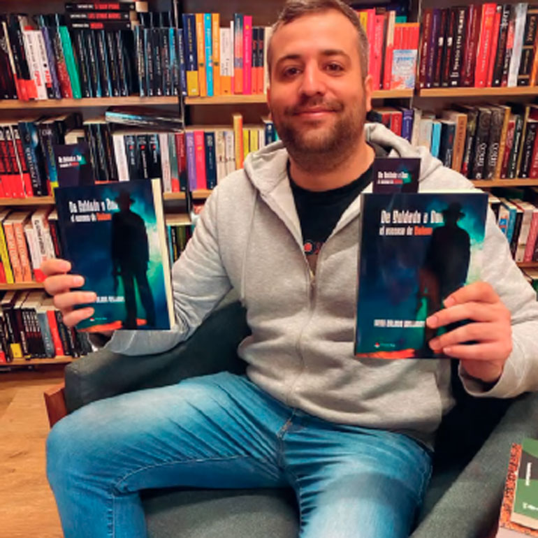 Diego Galindo Benavides con su libro De soldado a Don El ascenso de Giuliano