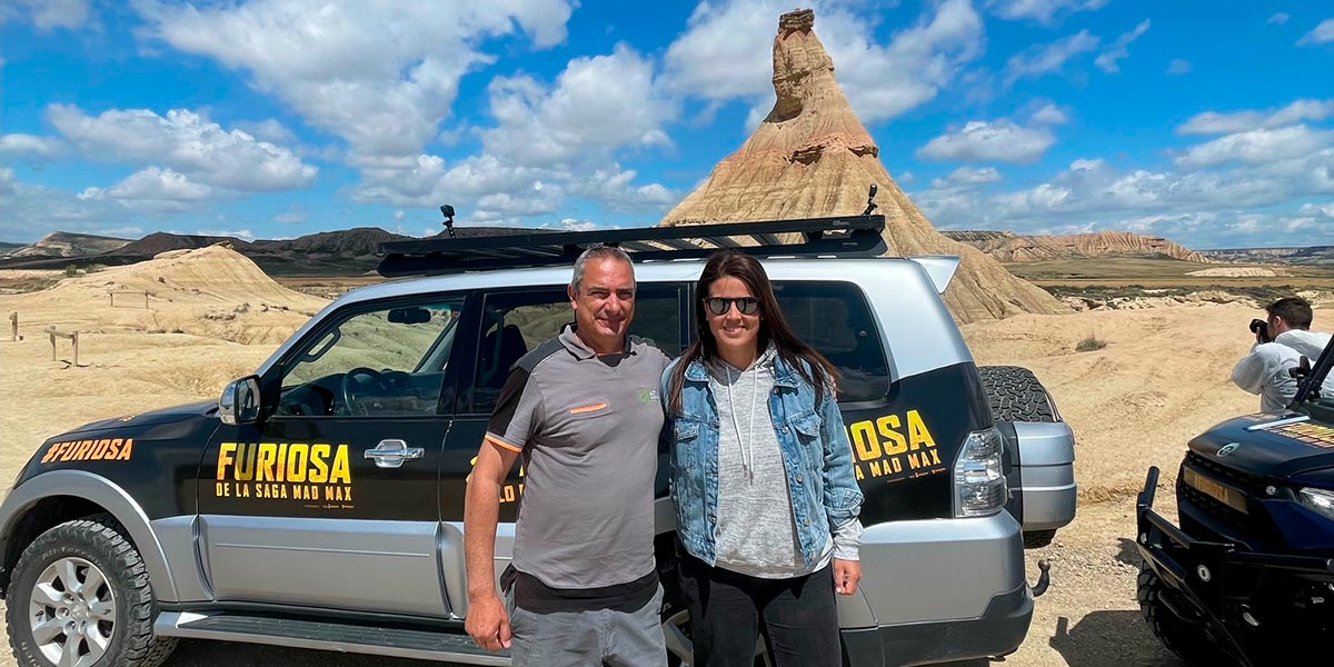 Paco Irizar, responsable de la empresa Activia Experiencie, junto a la piloto Laia Sanz