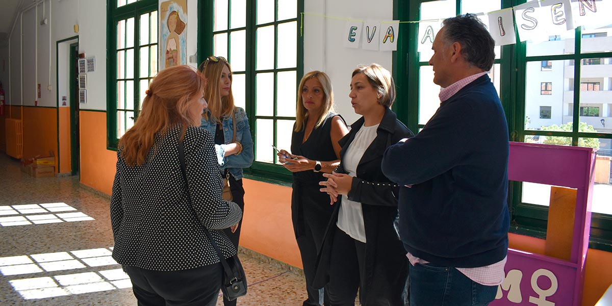 Cruz, Sainz, Gracia, Calvo y Jaray visitando el CEIP Joaquín Costa