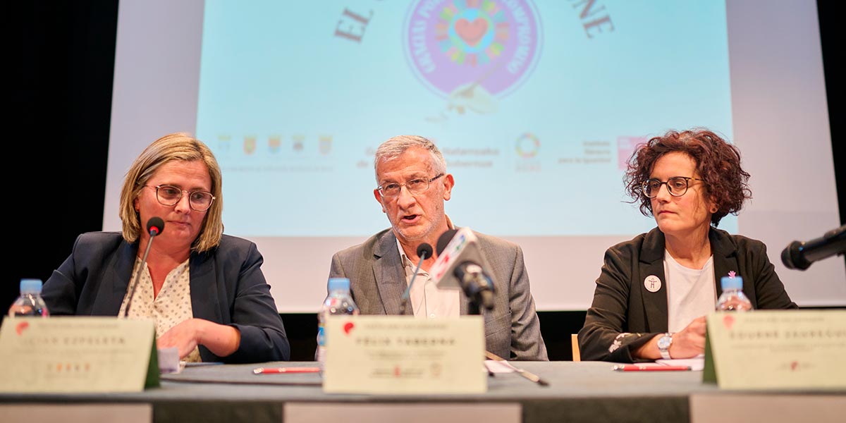 Iciar Ezpeleta, presidenta de la Mancomunidad; el vicepresidente Félix Taberna; y Edurne Jauregui, subdirectora del INAI