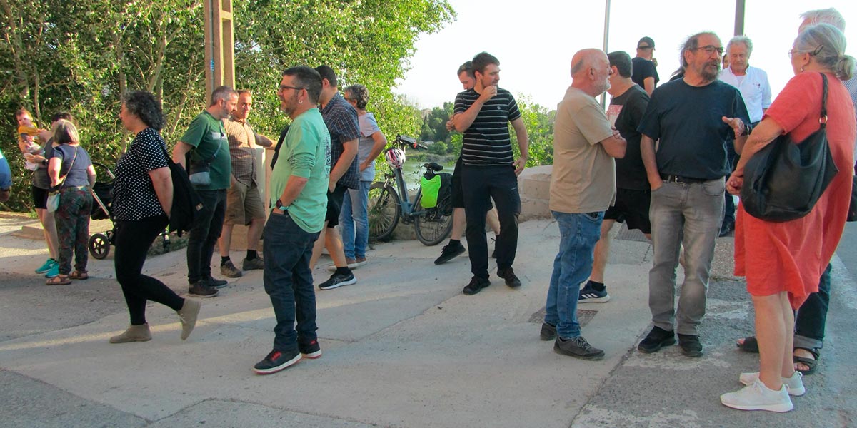 Decenas de vecinos se manifestaron en el puente del Ebro para conmemorar el fallecimiento de Gladys del Estal