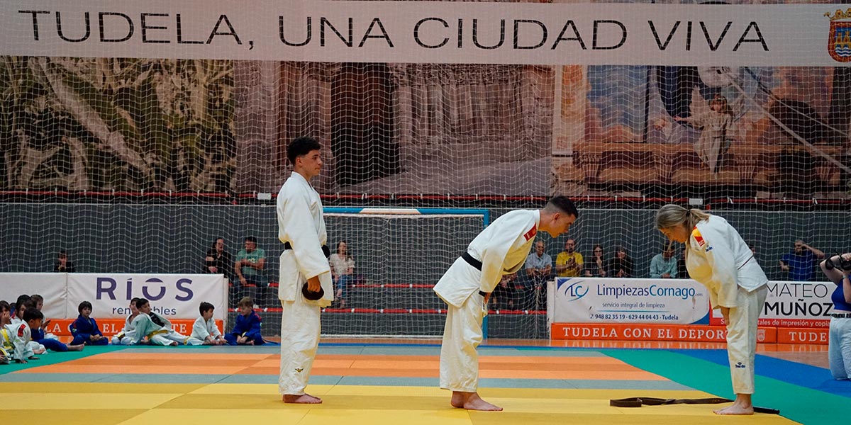 El acto comenzó con un calentamiento general, seguido de la ejecución de diversas técnicas de judo