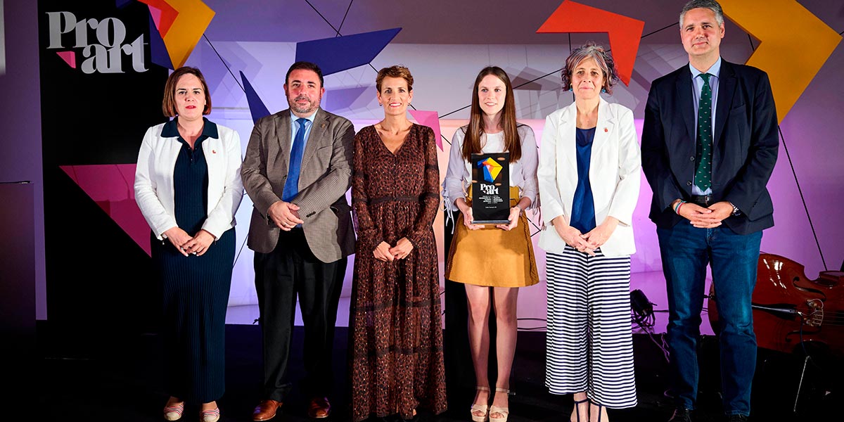 La delegada del Gobierno, Alicia Echeverría; el presidente del Parlamento, Unai Hualde; La Presidenta Chivite; Celia Carrasco, la consejera Esnaola y el director general de Cultura, Ignacio Apezteguía