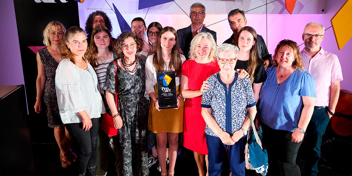 La poeta tudelana, Celia Carrasco, con sus familiares y amistades