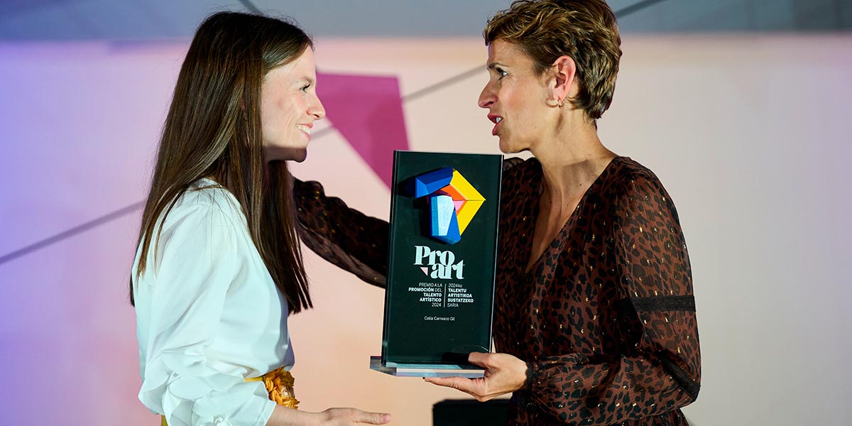 La Presidenta Chivite, en el momento de entregar el Premio