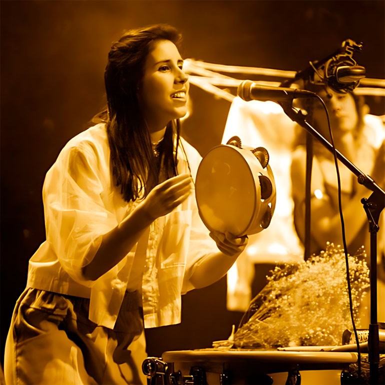 La cantautora Esther Vallejo expresa sus sentimientos a través de la percusión