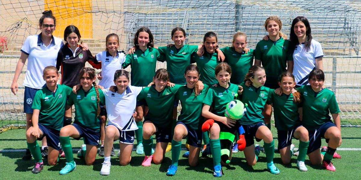 El Alevín Benjamín Femenino del CD Lourdes quedó campeón de liga y de copa