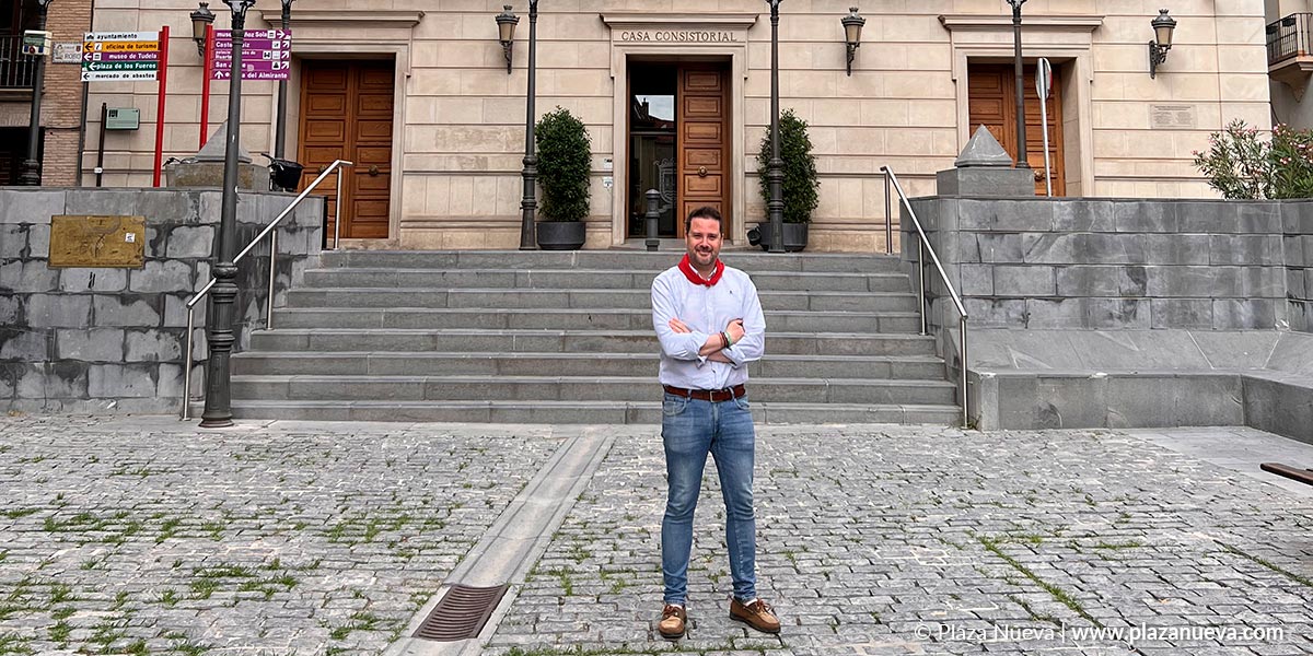 Alejandro Toquero Gil frente al ayuntamiento