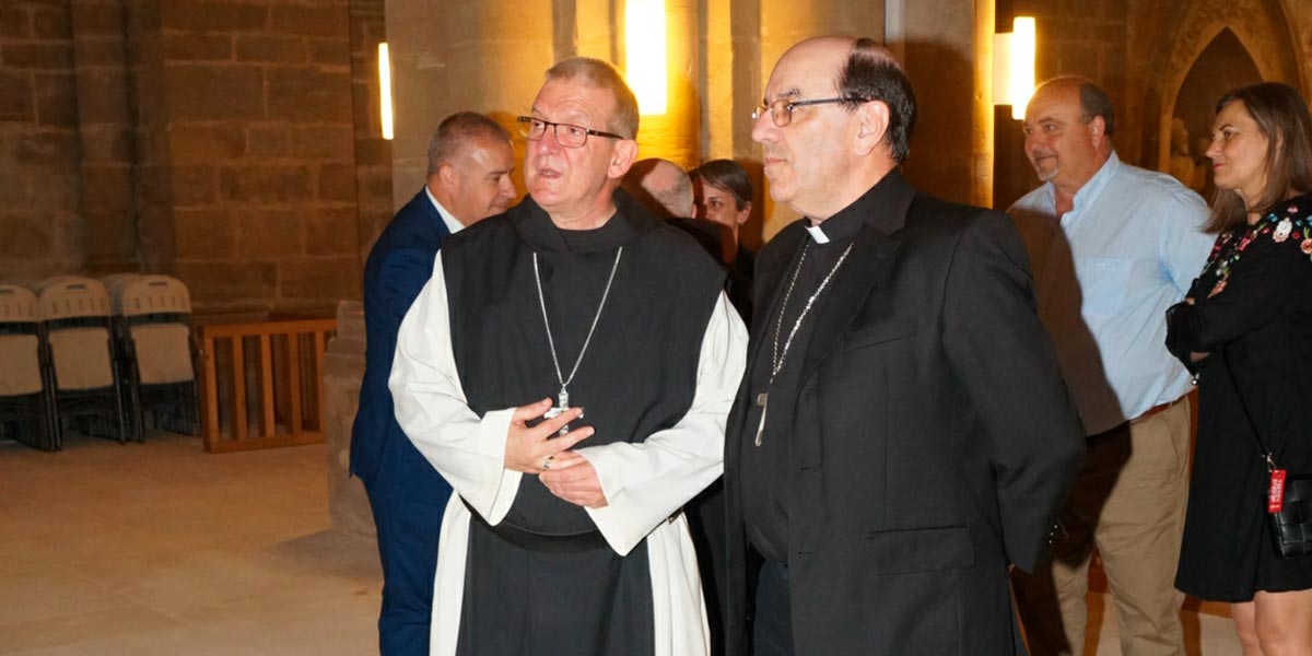 El abad Padre Javier Urós Murillo, recibiendo al Sr. Arzobispo, Florencio Roselló Avellanas, antes de comenzar el acto