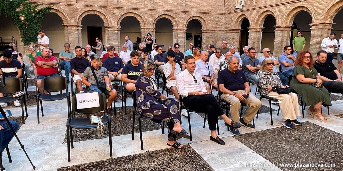 Numeroso público asistió al acto de presentación de la Feria en el patio de Castel Ruiz que concluyó con un ágape