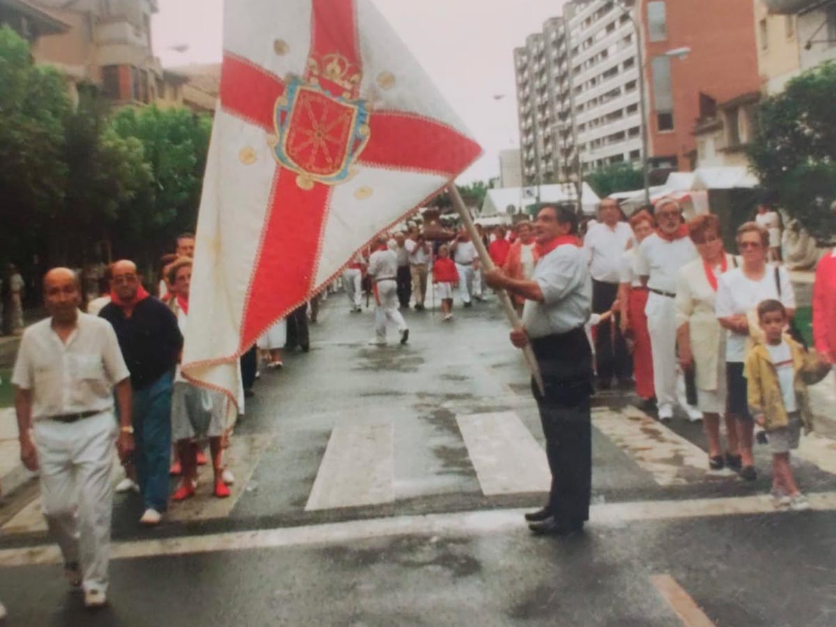 Javier Pérez con la bandera de Tudela
