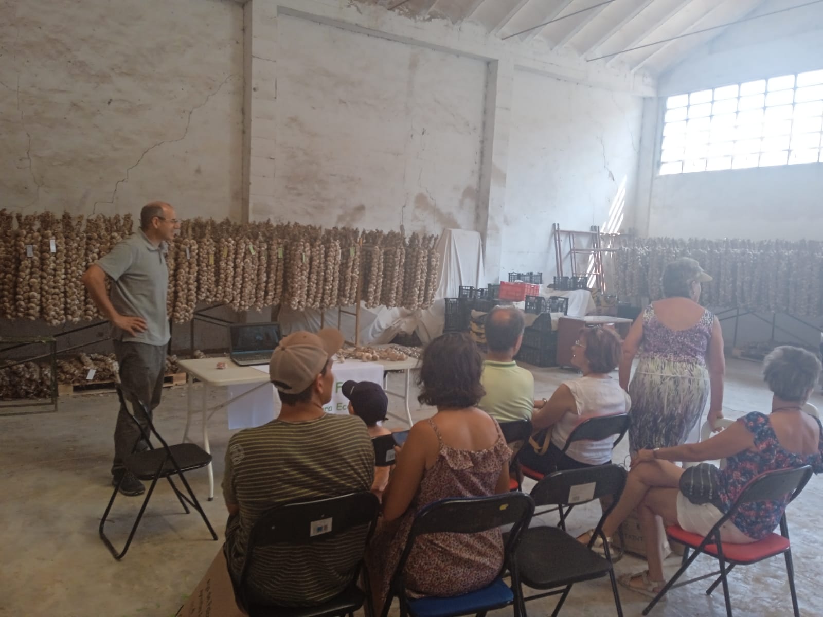 El sábado se visitó también un almacén de ajos ecológicos