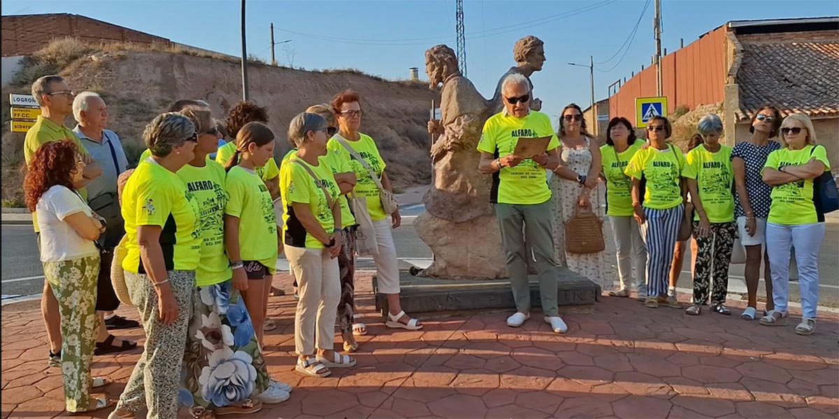 Lectura del manifiesto de la Asociación de Amigos del Camino de Santiago de Alfaro contra los actos vandálicos contra la escultura del peregrino