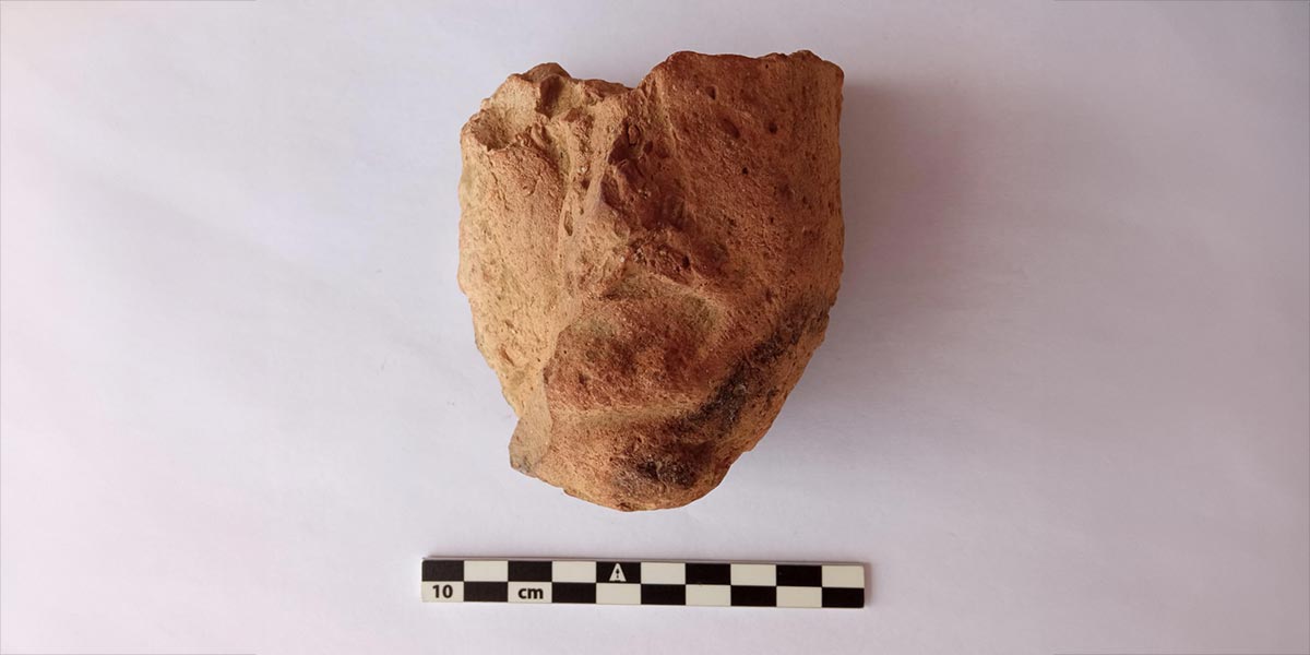 Pieza de terracota encontrada en el yacimiento romano de Los Bañales en la nueva campaña de excavación estival