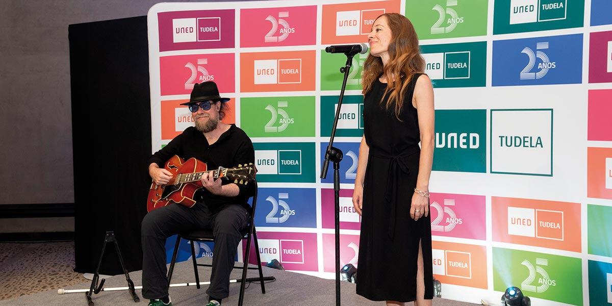 Durante el acto hubo una actuación musical de The New Bonnie & Clide, dúo formado por el alumno Joaquín González Sancho, junto a su pareja, Magda Martínez Latorre