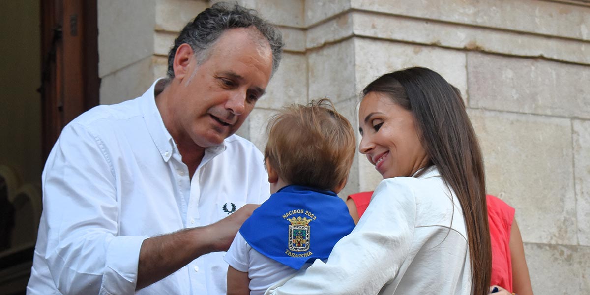 El alcalde de Tarazona colocando el pañuelo a uno de los niños