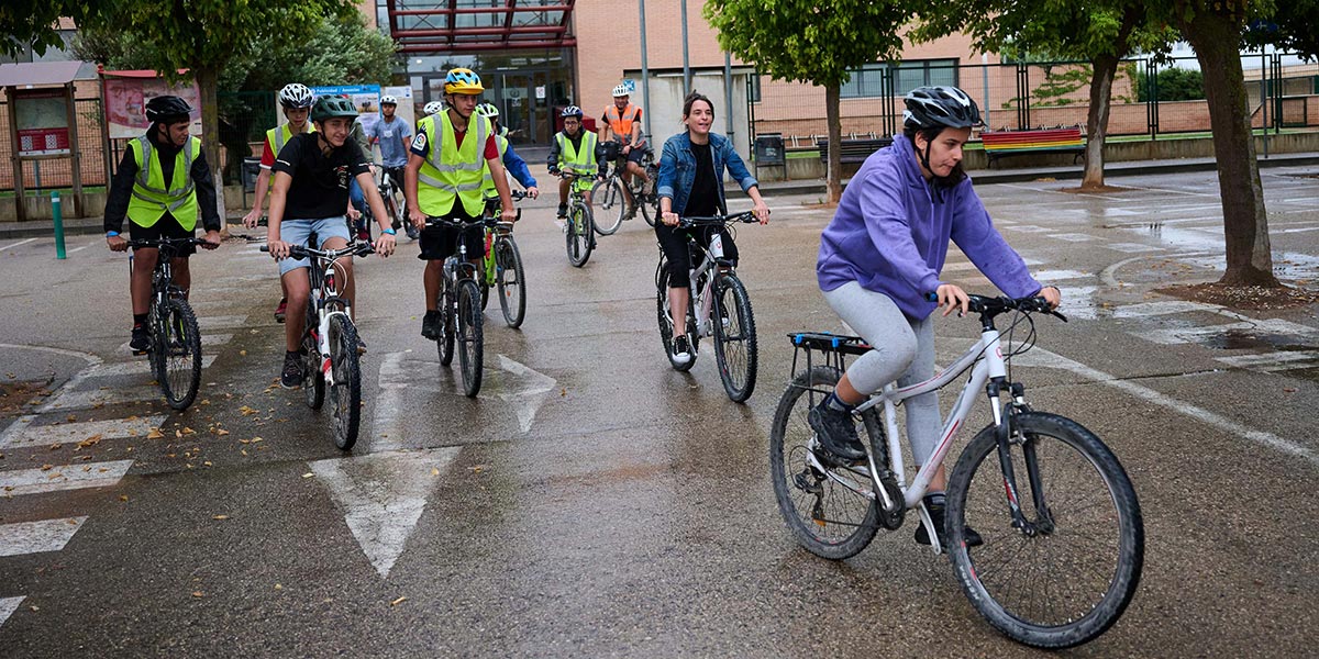 La vicepresidenta Alfaro ha visitado el campamento itinerante del INJ