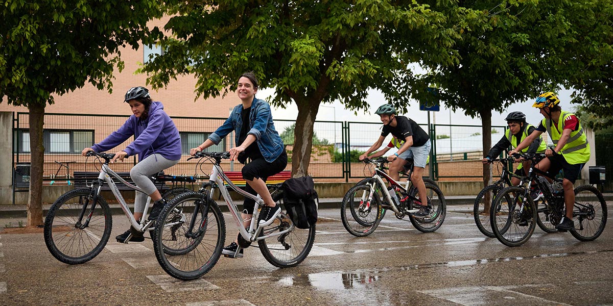 La vicepresidenta Alfaro ha subido a la bici para acompañar a los y las jóvenes participantes