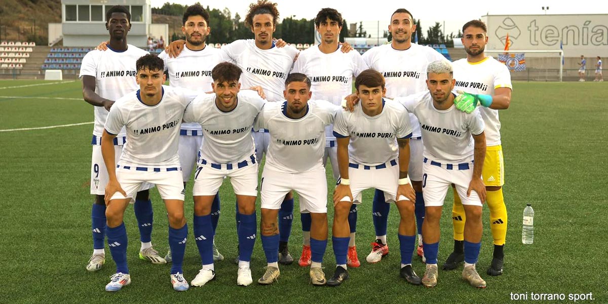 Los jugadores de la SD Ejea saltaron al campo con camisetas de apoyo a su compañero Puri