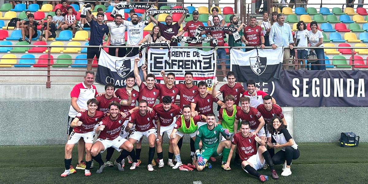 Los jugadores del CD Alfaro celebraron la victoria junto los aficionados que se desplazaron a Gernika