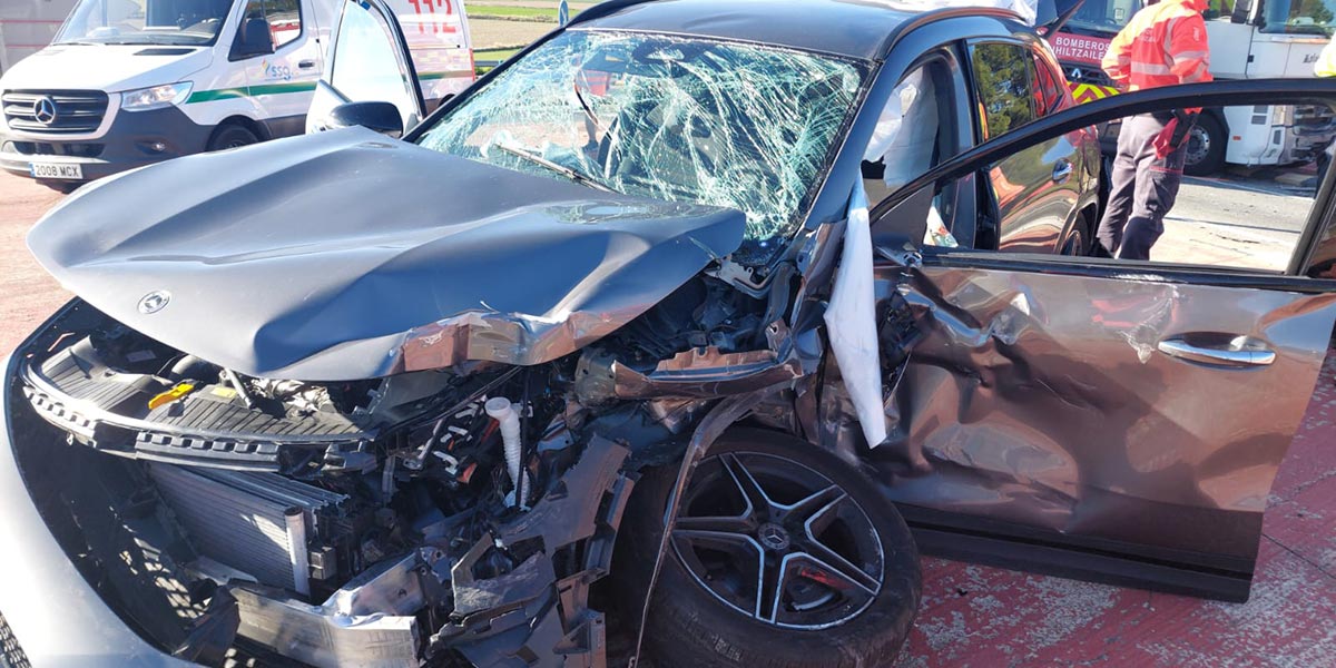 Colisión entre camión y turismo en un accidente de tráfico esta mañana en Valtierra 1