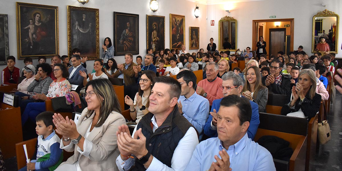 El salón de plenos del ayuntamiento abarrotado en el homenaje a Santas