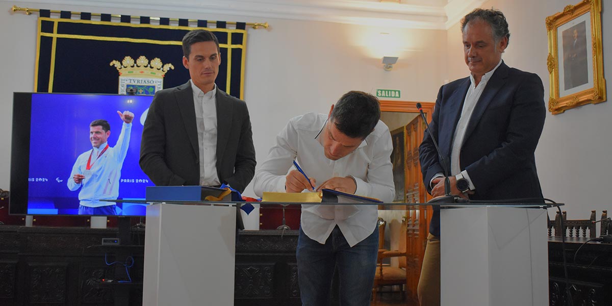 Firma Santas en el Libro de Oro del Ayuntamiento de Tarazona