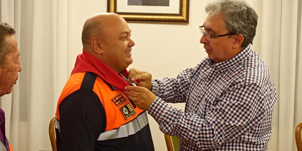 El alcalde de Milagro, José Ignacio Pardo impuso el pañuelico a los voluntarios de Protección Civil de la isla canaria