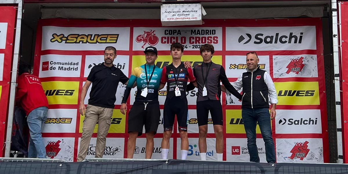 César González en lo alto del podium