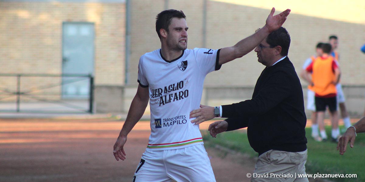 Alejandro Parada, capitán en este partido, se marchó muy enfadado con la actuación arbitral