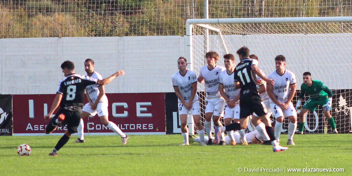 Lamadrid enchufó un gol de falta directa en el descuento de la primera parte