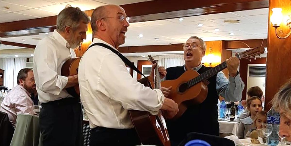 Julio, Carlos y Ricardo Guelbenzu aportaron el toque musical