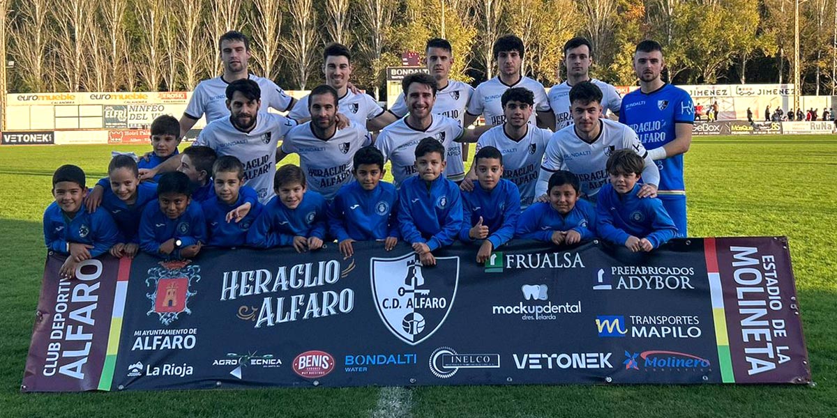 Los niños de la Escuela de Fútbol base posaron junto a los once hombres que presentó Óscar Gurría