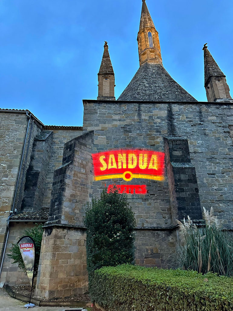 Logo de Sandua proyectado en catedral