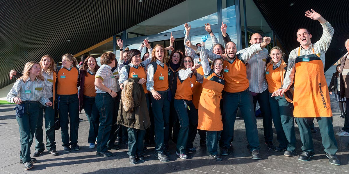 Trabajadores de un supermercado en Tudela celebran en 2018 haber ganado el tercer premio de la Lotería de Navidad