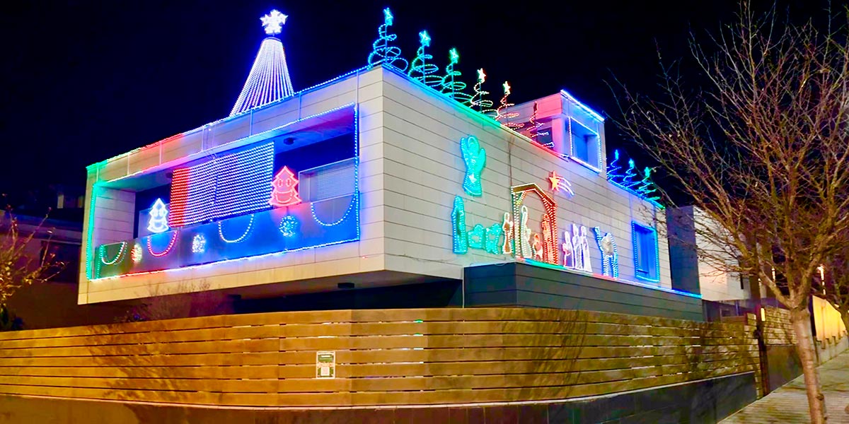 Más de 25.000 LEDs iluminan su  vivienda, creando un espectáculo que atrae a vecinos y visitantes 