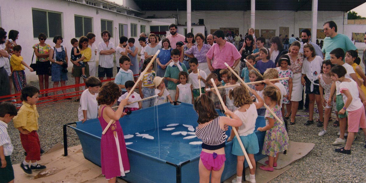 Docentes, niños y sus familias jugando a diferentes juegos en la vaquería