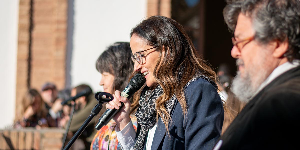 La directora de la Escuela de Arte de Corella, Sara Muñoz Tazueco, estuvo arropada por el profesorado y sus alumnos