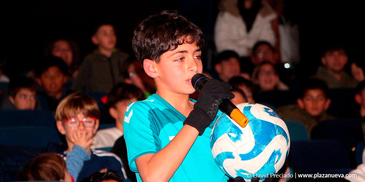 Un joven rojillo pidió que Budimir, el más solicitado, le firmase su balón
