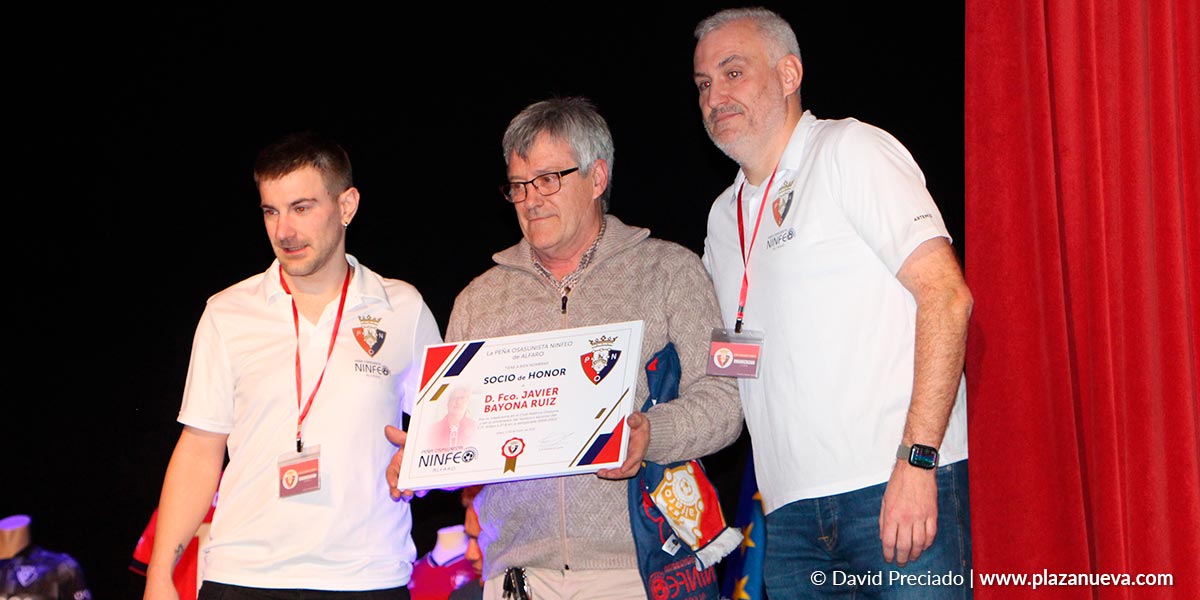 Javier Bayona Ruiz recibió el reconocimiento de la peña por su pasado rojillo y por ser artífice del ascenso del CD Alfaro a Segunda División B hace 25 años