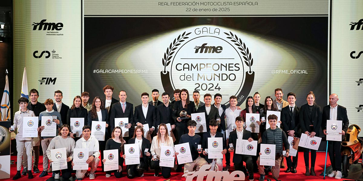 En el fondo, undécimo por la izquierda, Mario Mayor, junto al resto de premiados en la Gala Campeones del Mundo 2024