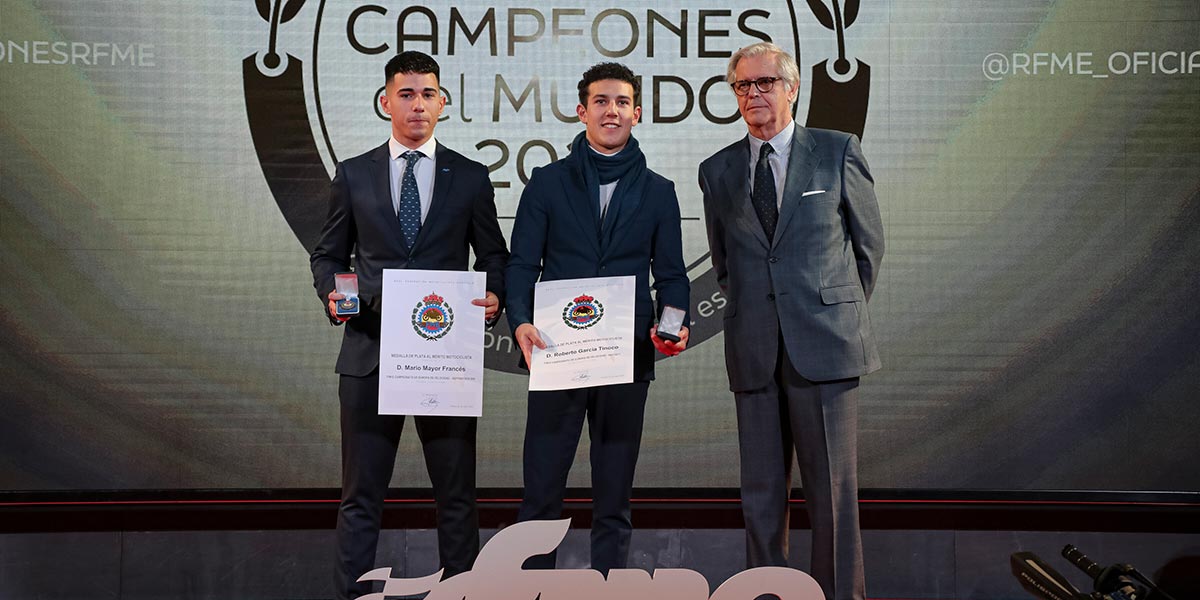 De izquierda a derecha (Campeón Junior GP STK), Mario Mayor, Roberto García (Campeón Junior GP Moto 2) y un representante de la RFME