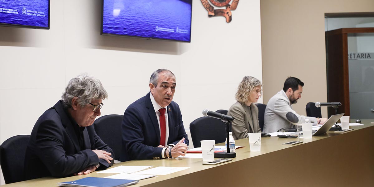 El consejero Chivite durante su intervención, junto con Fernando Mendoza, Cristina Toledano y Jesús Mari Rodríguez