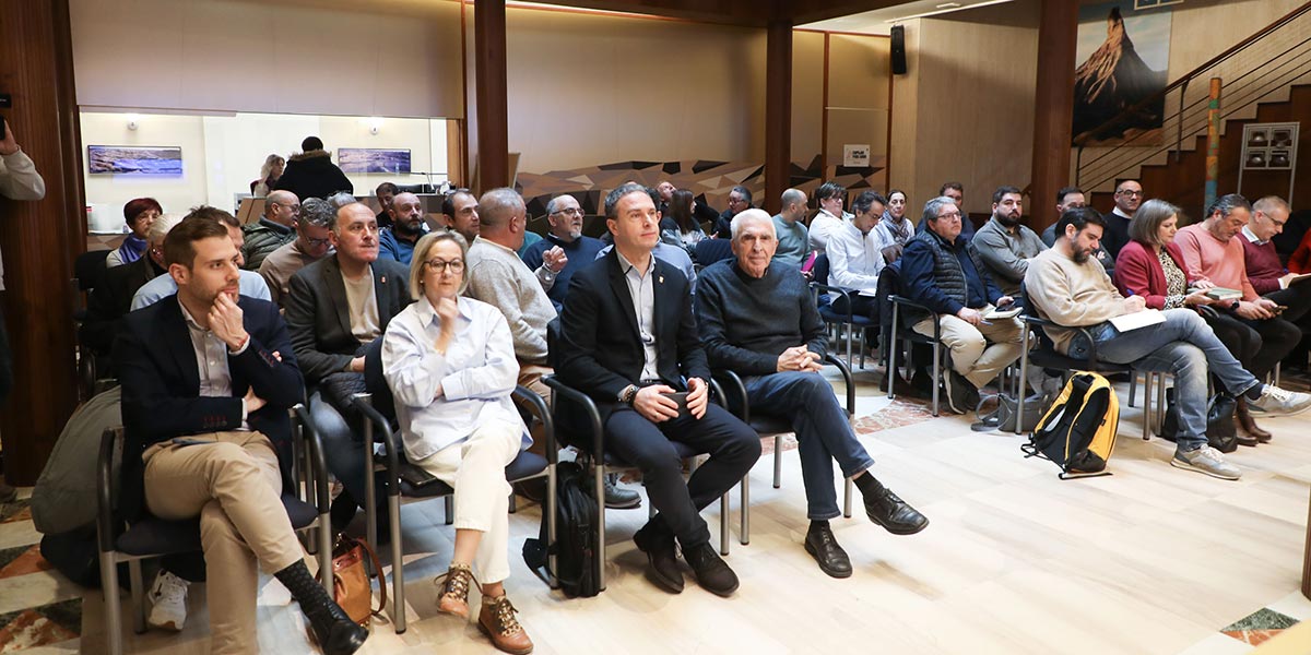 Representantes de entidades locales y del Departamento de Cohesión Territorial que han participado en la reunión sobre el Canal de Navarra celebrada esta mañana en Tudela