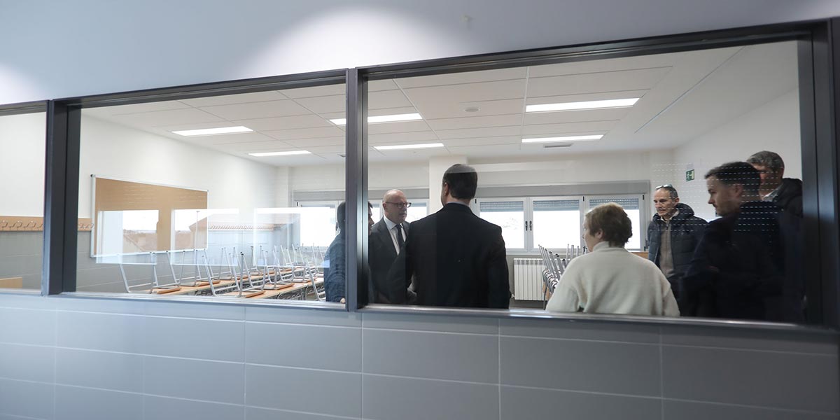 El consejero ha expresado su deseo de implantar ciclos de FP en la localidad y ha pedido la colaboración del Ayuntamiento para materializar ese objetivo