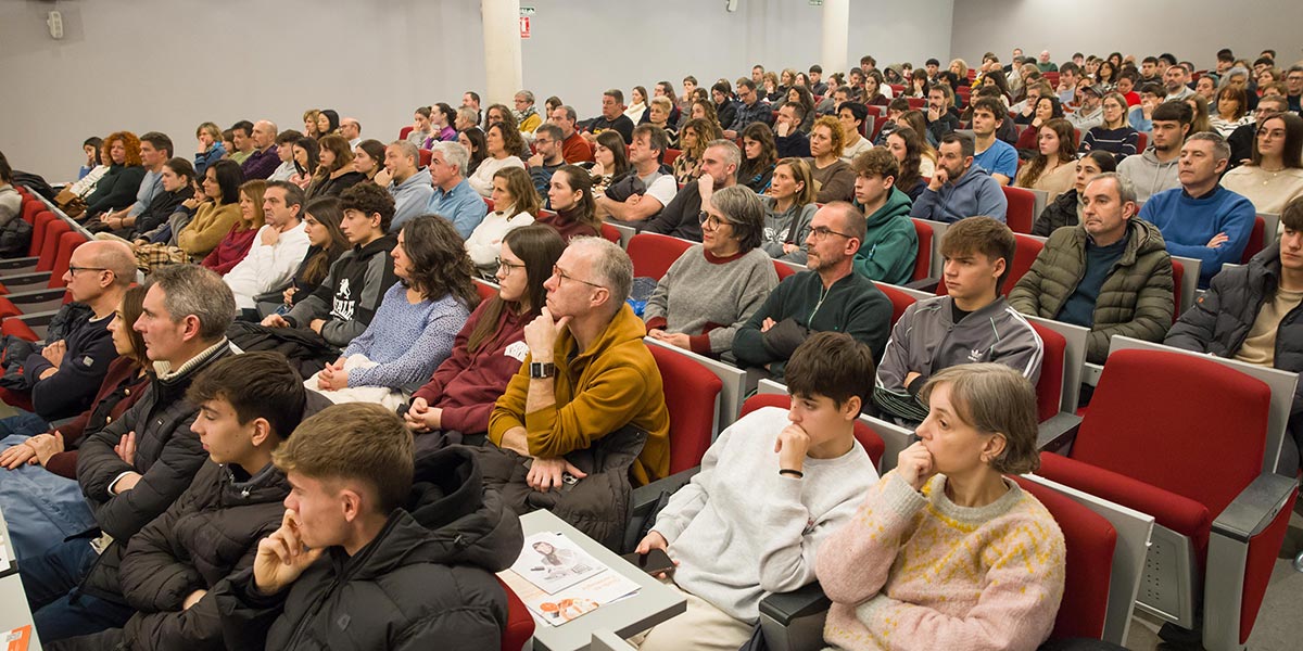 Imagen del salón de actos del campus de Tudela, minutos antes del inicio de la sesión de las titulaciones de salud