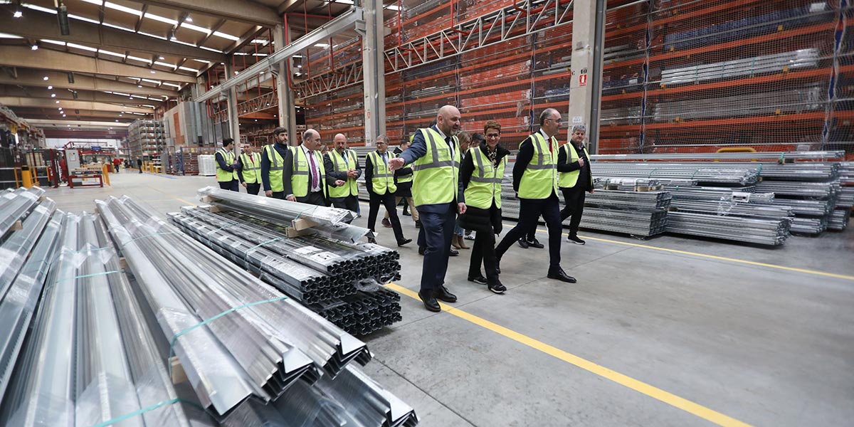 Imagen de la visita a la planta de AR Racking, ubicada en el Polígono Montes del Cierzo de Tudela