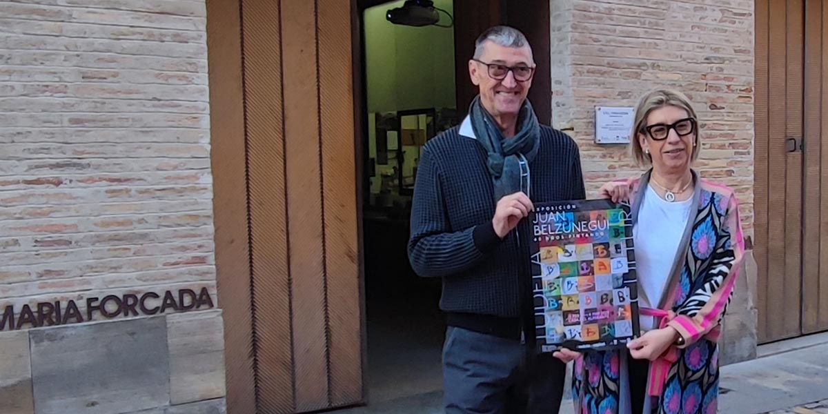 El artista Juan Belzunegui junto a la concejal de cultura y presidenta de EPEL Tudela Cultura, Icíar Les