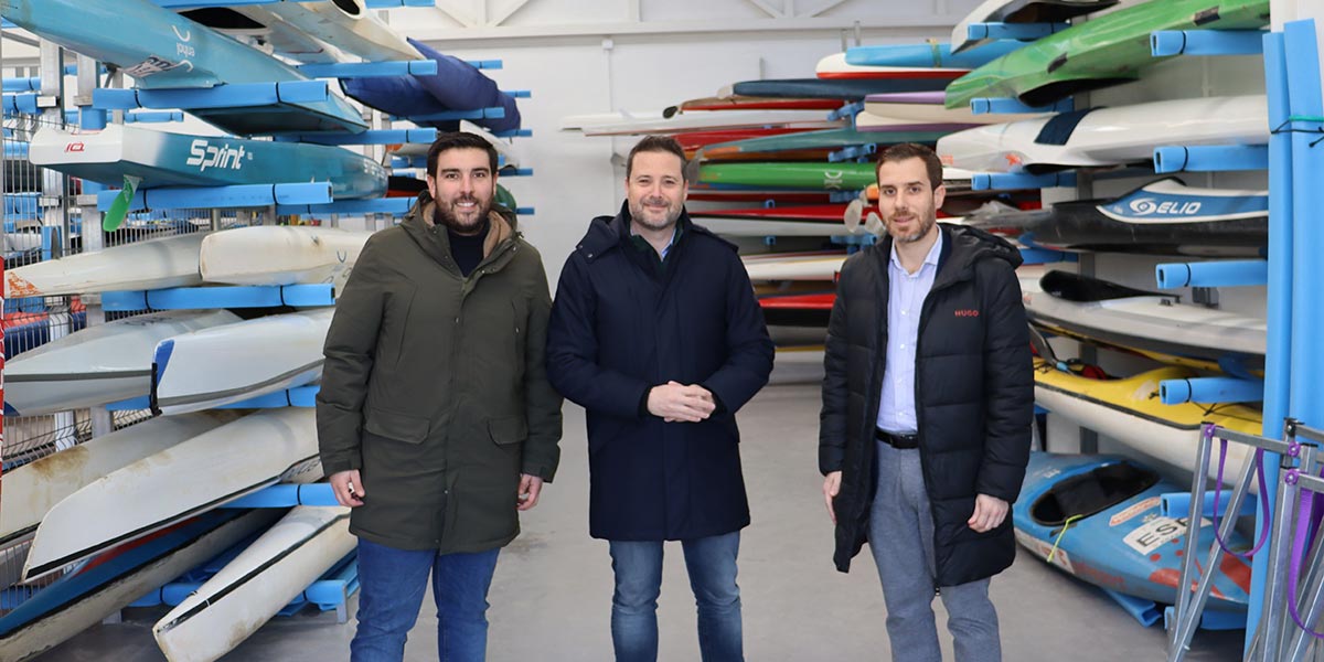 La instalación está distribuida en tres espacios numerados con capacidad para 256 embarcaciones y dispone, asimismo, de tres locales destinados a vestuarios